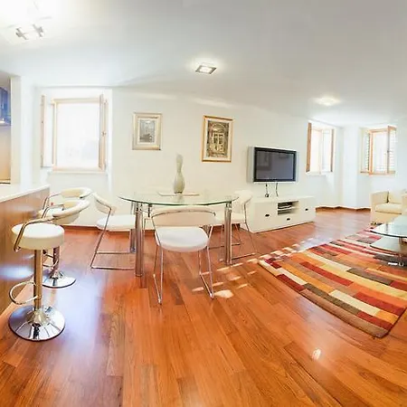 Peristil Apartment Split